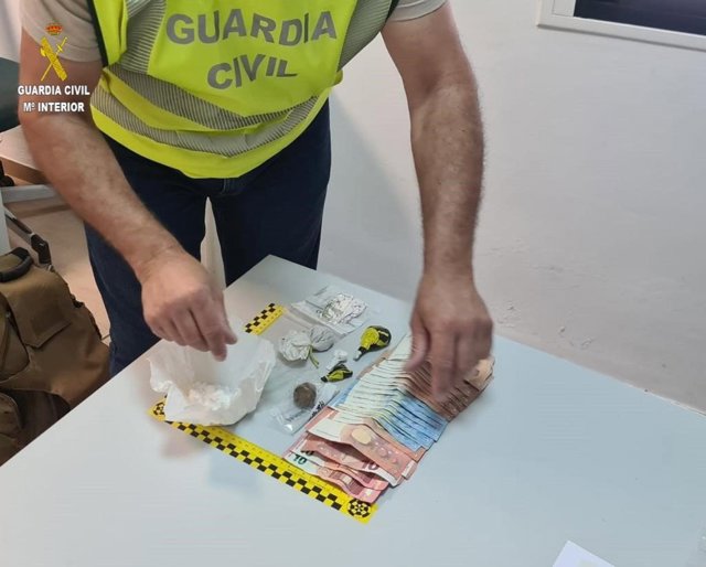 Material intervenido en el punto de venta de droga desmantelado por la Guardia Civil en Villanueva del Río, en Sevilla.