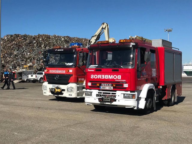 Archivo - Vehículos de Bomberos de Motril (Granada), en imagen de archivo