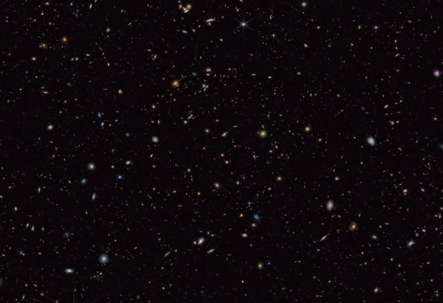 Esta imagen infrarroja del Telescopio Espacial James Webb de la NASA (JWST) fue tomada para el programa JWST Advanced Deep Extragalactic Survey, o JADES.
