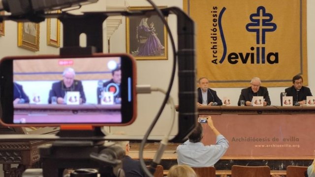 Mariano Pérez de Ayala, monseños José Ángel Saiz y Salvador Diánez, en la rueda de prensa de presentación de la Memoria de Cáritas.