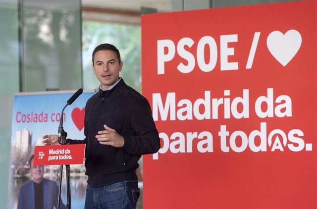 El candidato del PSOE a la Presidencia a la Comunidad de Madrid, Juan Lobato, interviene durante el acto de cierre de campaña del PSOE Madrid, en el Centro Cultural Antonio López, a 26 de mayo de 2023, en Coslada, Madrid (España). El acto se celebra de ca