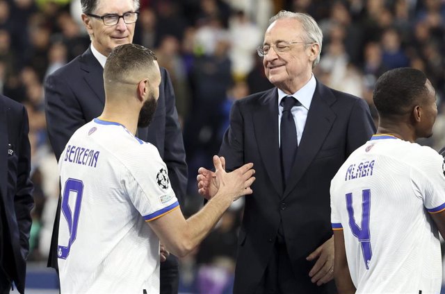 Archivo - El presidente del Real Madrid, Florentino Pérez, saluda a  Karim Benzema.