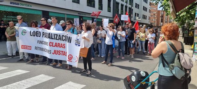Un centenar de funcionarios de Justicia celebra una 'cacerolada' ante la sede del PSOE en Valladolid .