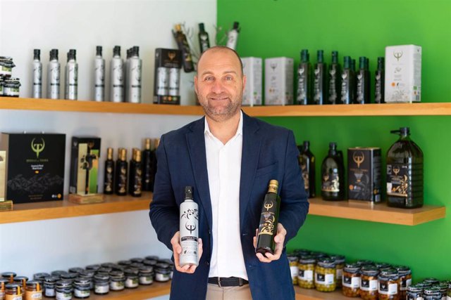 El responsable de Oleofer muestra algunos de sus aceites de oliva.