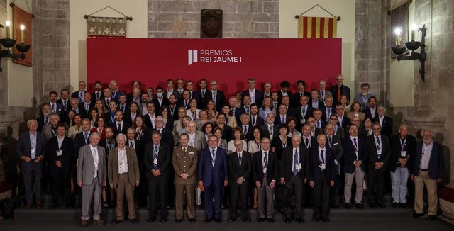 Foto de familia de los jurados de los Premios Rei Jaume I,