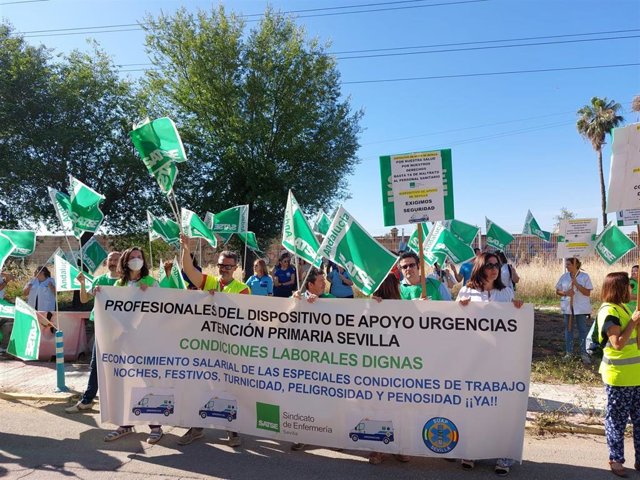 Protesta del Sindicato de Enfermería Satse en Sevilla ante la sede del Distrito Sanitario en el Hospital Muñoz Cariñanos.