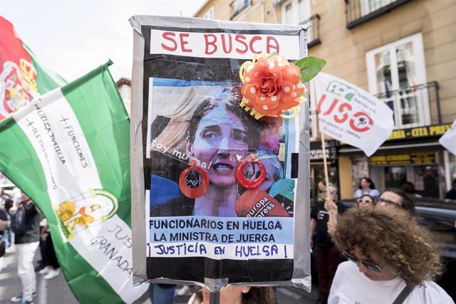 Funcionarios de Justicia sujetan un cartel de 'se busca' con una foto de la ministra Pilar Llop durante una concentración frente al Ministerio de Justicia.