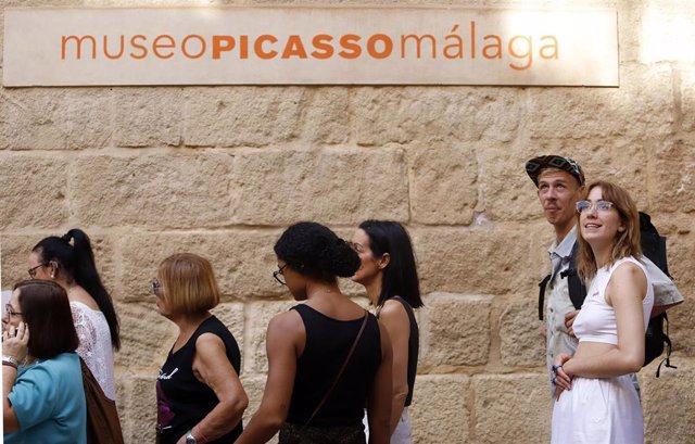Archivo - Cola para entrar al Museo Picasso Málaga