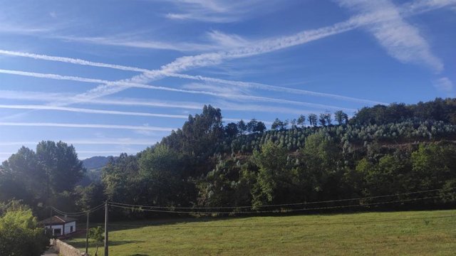 Archivo - Estelas de aviones