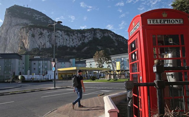 Archivo - Detalle de una cabina de teléfono en Gibraltar