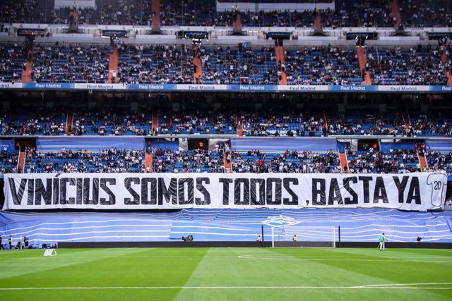 Aficionados del Real Madrid muestran una pancarta en apoyo Vinicius Jr durante un partido contra el Rayo Vallecano en el Santiago Bernabeu