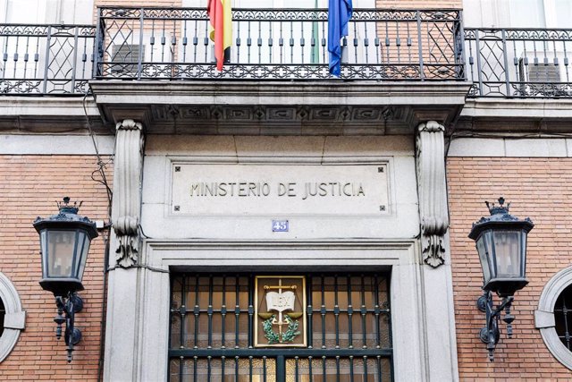 Archivo - Vista de las puertas de la fachada del Ministerio de Justicia, a 17 de febrero de 2023, en Madrid (España).