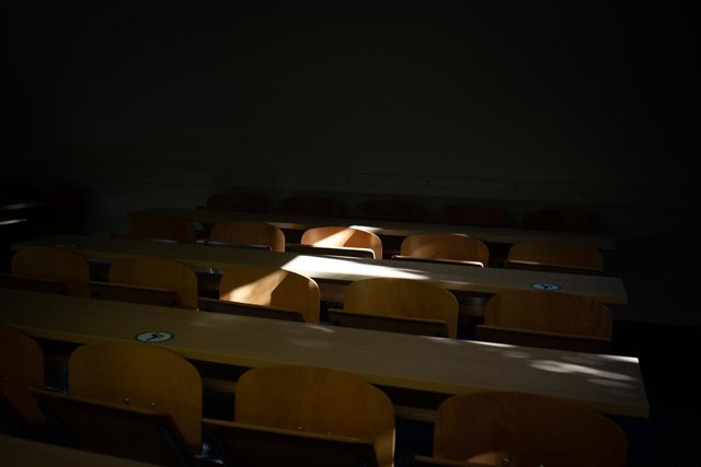 Archivo - Imatge dels pupitres d'una universitat catalana