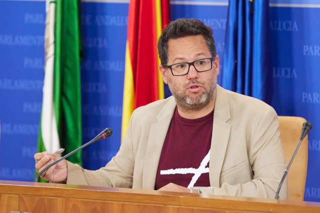 El portavoz del Grupo Mixto-Adelante Andalucía, José Ignacio García, en rueda de prensa en el Parlamento andaluz.