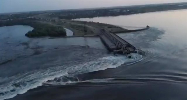 La presa de Nova Kakhovka destruïda