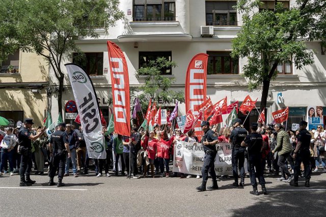 Agentes de Policía Nacional frente a una manifestación de funcionarios de justicia, ante la sede del PSOE en la calle Ferraz, a 30 de mayo de 2023, en Madrid (España). 