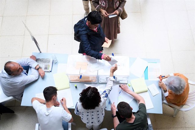 Varias peronas ejercen su derecho al voto en el Ayuntamiento de Santander, que hoy actúa de colegio electoral, a 28 de mayo de 2023, en Santander, Cantabria (España). 
