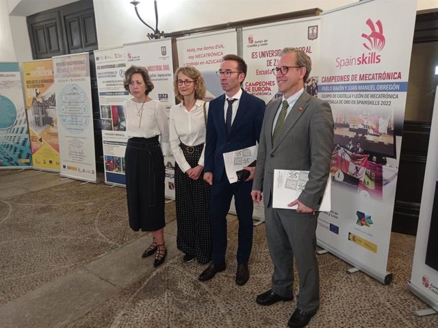 El consejero de Empleo, Mariano Veganzones, junto a los representantes de la Oficina Territorial de Trabajo.