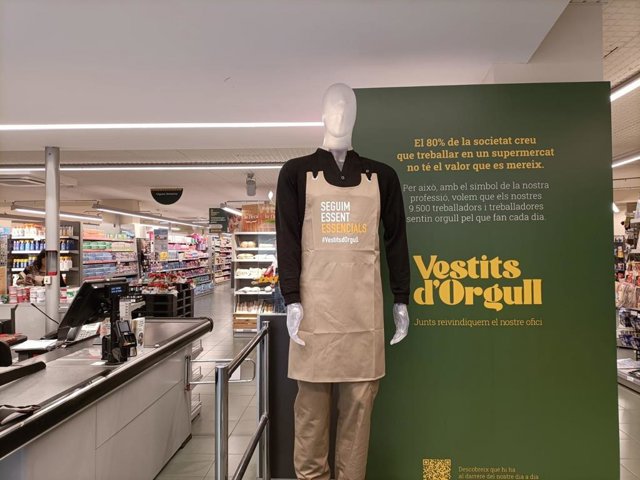 Maniquí colocado en una tienda Bonpreu en el marco de la campaña #VestitsdOrgull, que la empresa ha impulsado para reivindicar las oportunidades laborales en el sector de la distribución alimentaria