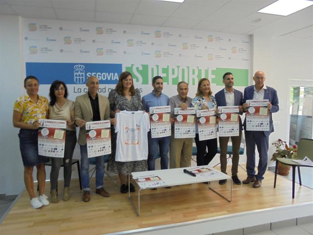El fondista David Mora, en el centro y con barba, con los colaboradores del Girathon Solidario 2023.