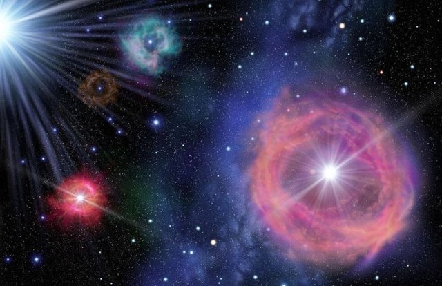 Representación artística de estrellas masivas y luminosas de primera generación en el Universo que formarían un cúmulo. Los más masivos deberían haber explotado y expulsado material proporcionando elementos pesados en las nubes de gas circundantes.