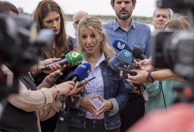 La vicepresidenta segunda del Gobierno y ministra de Trabajo y Economía Social, Yolanda Díaz (c), atiende a los medios de comunicación antes de su visita al Parque Natural de Doñana.