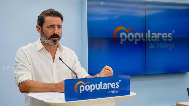 Archivo - El coordinador general del PP de Málaga y parlamentario andaluz, José Ramón Carmona, en rueda de prensa