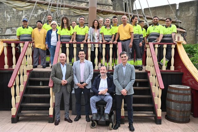 El director de Isla Mágica, Guillermo Cruz, y el CEO de UNEI, Rafael Cía, han dado la bienvenida al equipo en una visita al recinto.