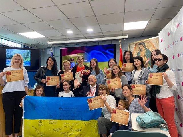 Mujeres de Ucrania se gradúan de español, después de un año de guerra