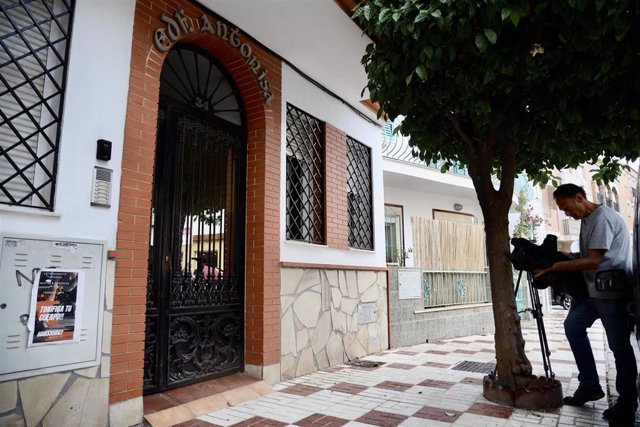 Fachada de la vivienda en cuyo ático residió Sibora en Torremolinos y donde la Policía ha hallado un cadáver emparedado, en el interior de un cajón mortuorio repleto de cal.