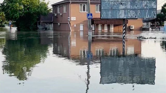 Calles inundadas en la región de Jersón tras la destrucción de la presa de Nueva Kajovka