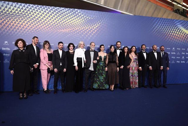Archivo - El equipo de 'Cinco lobitos' posa en la alfombra roja previa a la gala de la 37 edición de los Premios Goya, en el Palacio de Congresos y Exposiciones FIBES, a 11 de febrero de 2023, en Sevilla, Andalucía (España). 