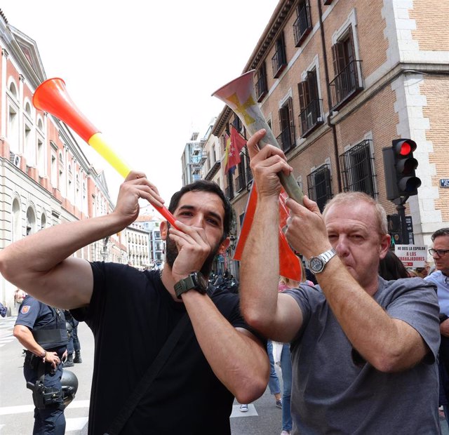 Funcionarios de Justicia con bocinas durante una concentración frente al Ministerio de Justicia, a 1 de junio de 2023, en Madrid (España). El pasado 17 de abril comenzaron los paros y las manifestaciones convocadas por el Comité de Huelga de los funcionar