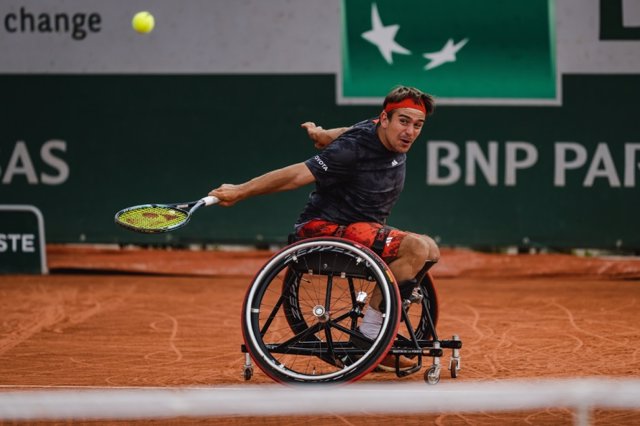 El tenista vigués Martín de la Puente, durante un partido en Roland Garros.