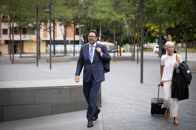 Archivo - El excargo de Convergència Democràtica de Catalunya (CDC) David Madí sale acompañado de su abogada, Olga Tubau, de un juicio en el Juzgado de lo Penal Número 23 de la Ciutat de la Justicia, a 27 de julio de 2022, en Barcelona, Cataluña (España).