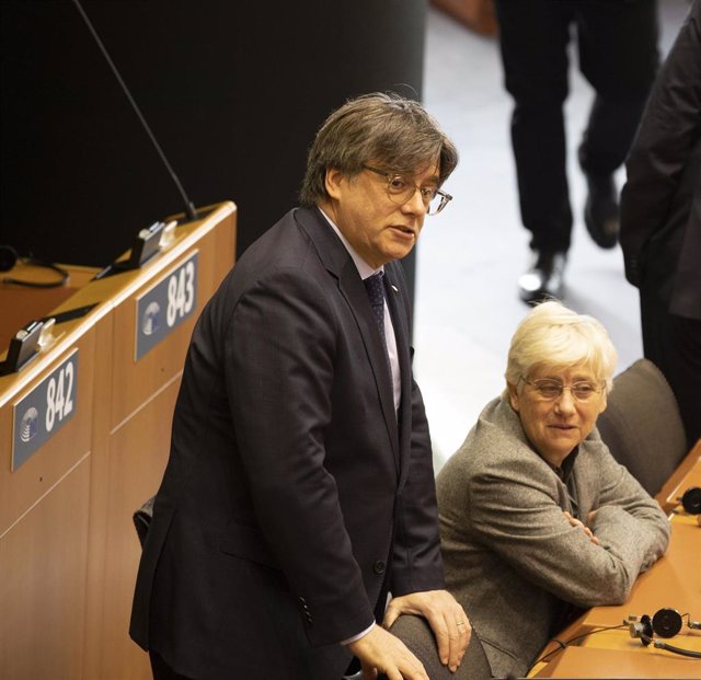 Archivo - Los eurodiputados Carles Puigdemotn y Clara Ponsatí
