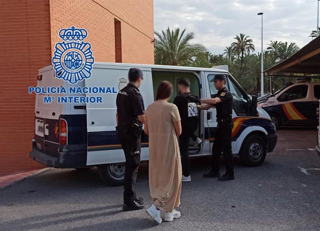 Dos detenidos por supuestos robos de joyas y relojes mediante el método del abrazo cariñoso.