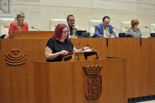La consejera en funciones Begoña García Bernal, explica en la Asamblea las ayudas del decreto por la sequía.