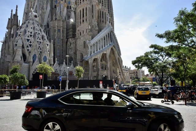 Un vehicle VTC a la Sagrada Família de Barcelona