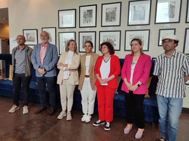 Ediles electos del PSOE de Santiago y del BNG negocian la posible entrada de los socialistas en el gobierno local