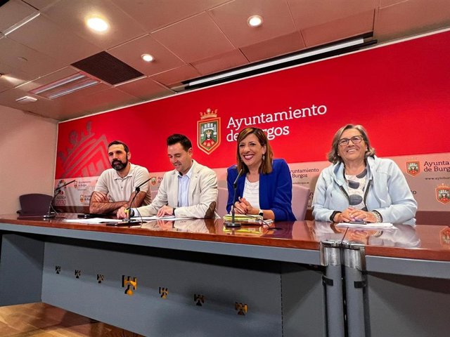 De izquierda a derecha: el concejal de Urbanismo, Daniel Garabito, el alcalde de Burgos, Daniel de la Rosa, la portavoz socialista, Nuria Barrio, y la concejal de Comercio, Rosa Niño.
