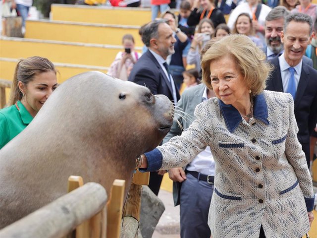 Doña Sofía acariciando a un león marino en el Zoo Aquarium de Madrid