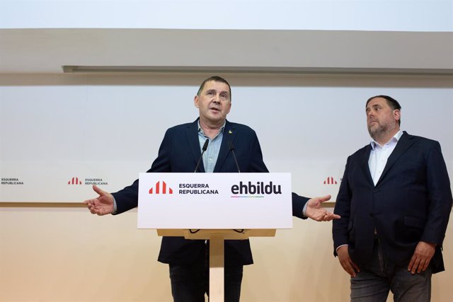 Archivo - El coordinador general d'EH Bildu, Arnaldo Otegi, i el líder d'ERC, Oriol Junqueras