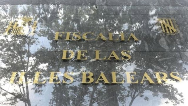 Archivo - Placa de la Fiscalía de Baleares, a la entrada del edificio.