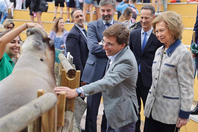 El Alcalde de Madrid, José Luis Martínez-Almeida, y la Reina Sofía acarician a un león marino durante su visita al Zoo Aquiarium de la capital, a 08 de junio de 2023, en Madrid (España). 