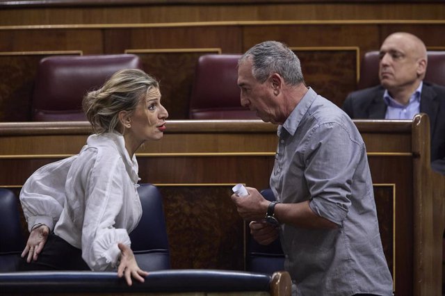 Archivo - La vicepresidenta segunda y ministra de Trabajo y Economía Social, Yolanda Díaz y el portavoz de Compromís en el Congreso, Joan Baldoví, durante una sesión plenaria