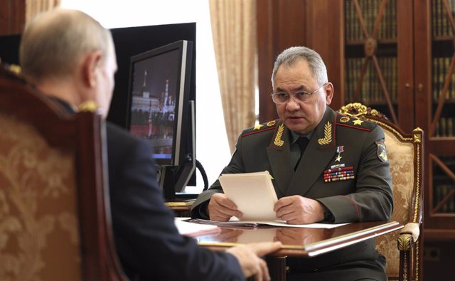 Archivo - El ministr de Defensa de Rusia, Sergei Shoigu, durante una reunión con el presidente Vladimir Putin