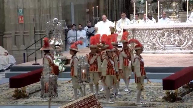 Baile de los seises en la misa en la Catedral con motivo del día del Corpus en Sevilla.