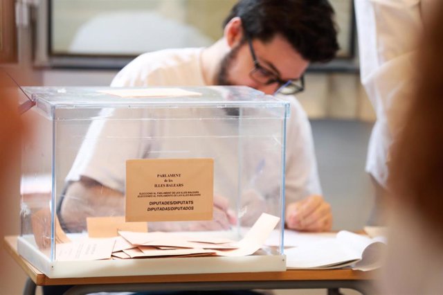 Una urna con papeletas electorales, a 28 de mayo de 2023.