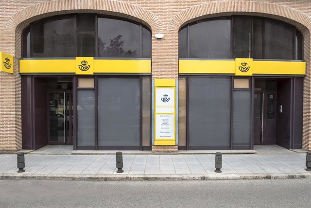 Archivo - Imatge d'una oficina de Correus